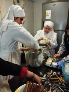 Hermanas preparando el almuerzo